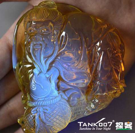 網上用紫光手電鑒定琥珀的帖子這么多，哪個是真假？